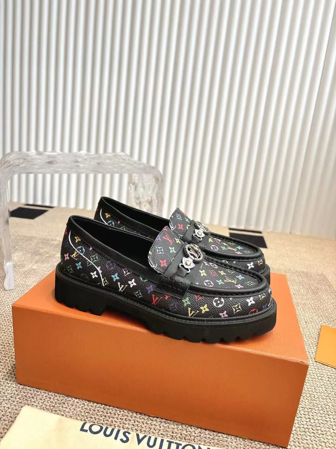 👟👟Ex-factory price 720👟👟 Loaf | ²⁰²5 𝐬𝐬 🤍🤎 LV Louis Vuitton counter’s latest 🆕presbyopia cowhide thick-soled loafer series! New for purchasing agents 🆕 This platform thick-soled series is very popular this year. It has a height-increasing effect and is a fashion leader. It is absolutely yyds! Fabric: Imported open-edge beaded cowhide, cowhide lining. Thick-soled platform shoelaces with logo and non-slip soles. This shoe is very comfortable on the feet and feels great. Original one-to-one molded outsole. Heel height 5cm. Size: 35-41 40 41 Customized ⚠ Comes with counter packaging